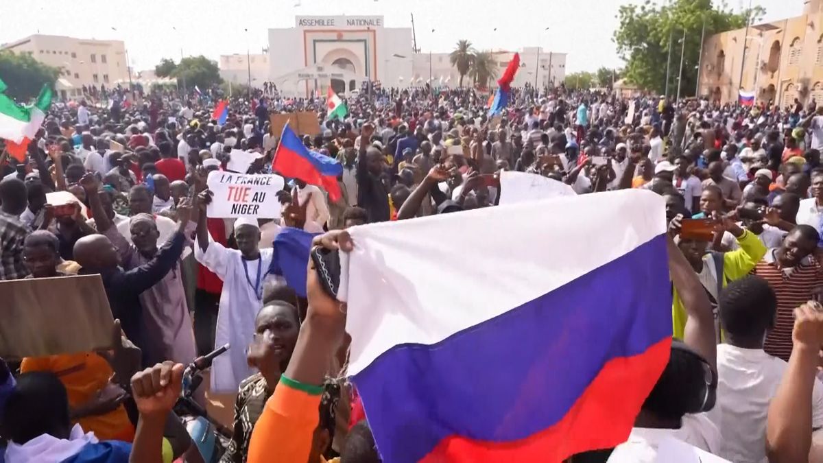 Dav v Nigeru zaútočil na francouzskou ambasádu, vzýval Putina a mával ruskými vlajkami